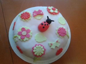 Торта "Червено кадифе" с пролетна украса